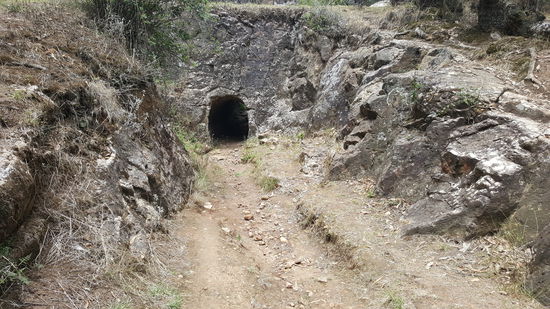 Wieder müssen wir durch einen Tunnel krabbeln um in das Innere der Kirche zu gelangen..
