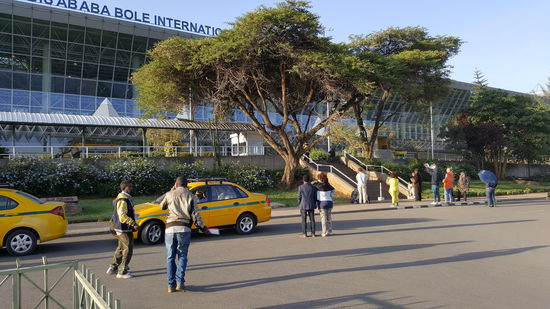 Nun heißt es auf unseren kostenlosen Guesthouse Shuttle warten. Aber das erweist sich als schwierig. Ein netter Afrikaner, der selber als Shuttle seine Gäste sucht, hilft uns, indem er in unserem Guesthouse anruft.
Wir sollen hier warten, der Fahrer ist unterwegs