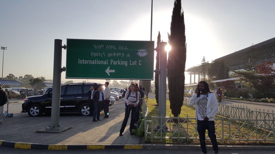 Es dauert noch fast eine halbe Stunde bis der da ist. Obwohl sich das Feld der Bleichgesichter nun lichtet, werden wir weder angesprochen noch irgendwie belästigt