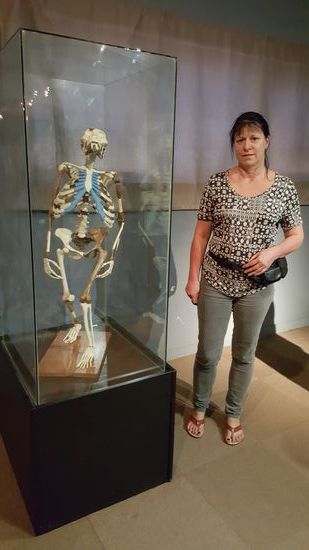 Sehe ich alt aus...so eine schlaflose Nacht im Flieger hinterläßt Spuren...Lucy ist übrigens die Frau links.......