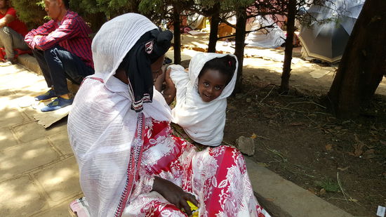Mutter und Tochter. Natürlich habe ich gefragt, ob ich fotografieren darf.
