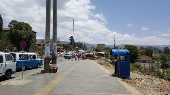 Straßenbild mit viel Müll. Es ist hier leider völlig normal, das der sämtlicher Müll einfach überall in der Natur entsorgt wird.