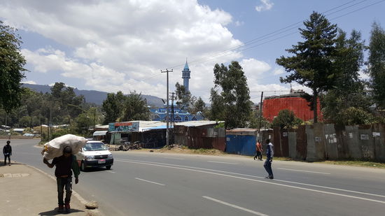 Die Menschen schleppen hier schwere Sachen auf Rücken und Kopf.