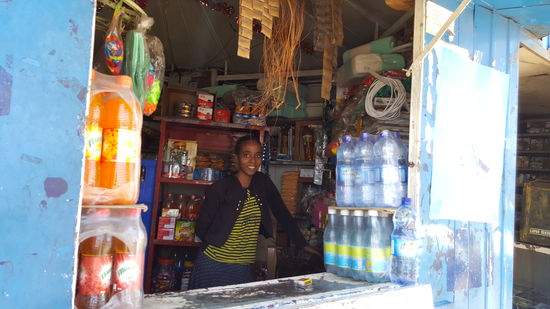 Hier ein Kiosk, an dem wir Wasser kaufen. Ich darf das Mädel fotografieren. Sie hat dunkle Tattoos im Gesicht, das ist typisch für Menschen aus Gondar.