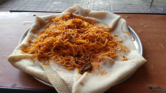 Injera mit Spaghetti...