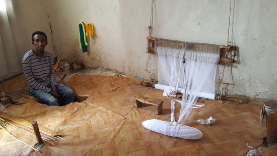 So werden die weißen Tücher gewoben. Wir haben uns gleich jeder eins gekauft, damit das Outfit für die Kirchen stimmt.