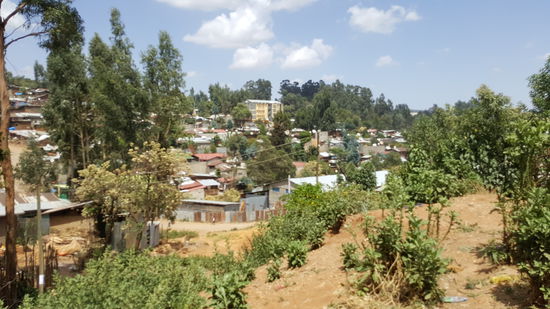 Blick von oben auf einen Stadtteil von AA.
Die Hauptstadt liegt auf über 2000 Meter Höhe