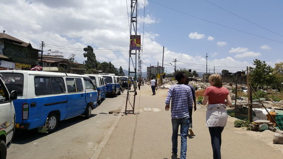 Links sind die billigen Sammelbusse...kostet pro Person etwa 3 Birr eine Fahrt