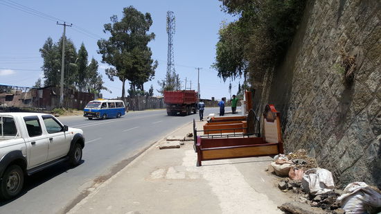 Hier kann man schöne Holz-Doppelbetten erwerben...