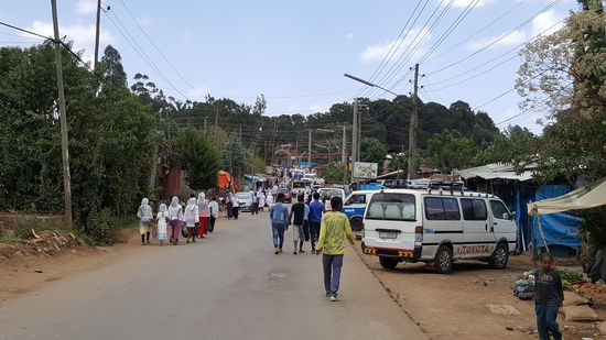 Alle wandern in Richtung Kirche.