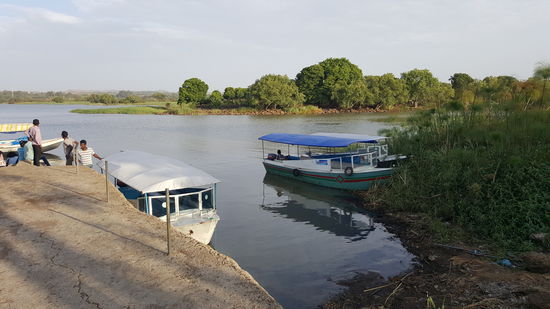 Mit dem weißen Boot sind wir gekommen.