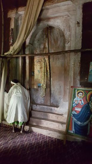 Diese Frau küsst den ganzen Türrahmen mehrmals von oben bis unten ab