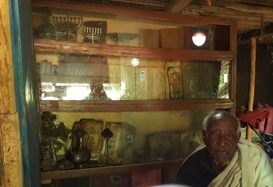 Hier ist das Museum--es werden einfach die 2 Fensterflügel geöffnet, und schon kann man wie in einen Kiosk in das Museum hineinschauen.