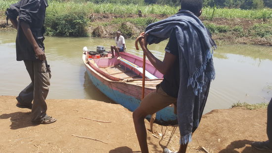 Ein kleines Boot bringt uns nun ans andere Ufer des blauen Nil.