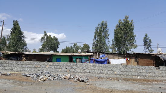 Wir verlassen die Stadt und kommen in ländliche Gegend. Die Straße wird richtig holprig.