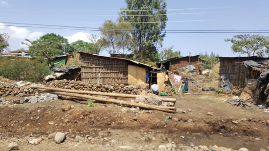 Wir kommen an Hütten vorbei. Wir können die Menschen beim täglichen Leben beobachten. Sie bestaunen uns und wir sie.