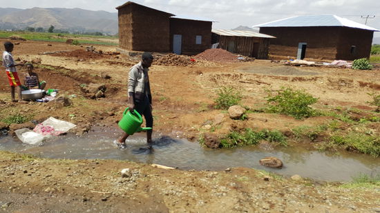 Alle sind mit irgendwas beschäftigt, in dem brackigem Wasser wird sogar Wäsche gewaschen. Im Hintergrund die typischen Hütten. Sie werden aus Euktalypthusholz und Lehm gebaut.