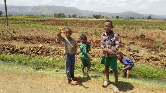 Wenn die Kinder uns sehen, kommen sie angerannt, winken und leider betteln sie immer. Was aber zu verstehen ist, bei der Armut.