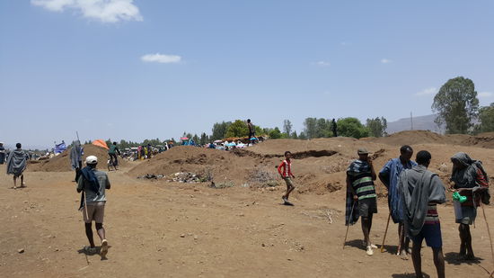 Wir nähern uns dem Ort "Tis Issat" am blauen Nil. Hier ist auch wieder wegen des Osterfestes ein großer Markt.