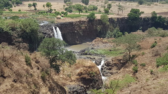 Man kann hier sehr gut sehen wie groß die Wasserfläche des Wasserfalls zur besten Zeit sein kann.