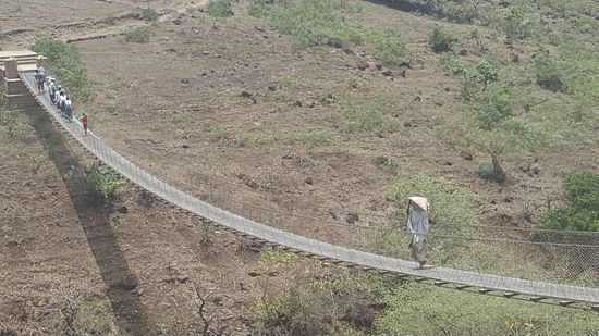 Und schon geht es weiter über diese recht neue Brücke.