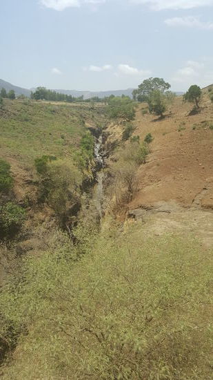 Das trockene Flussbett zur einen Seite....