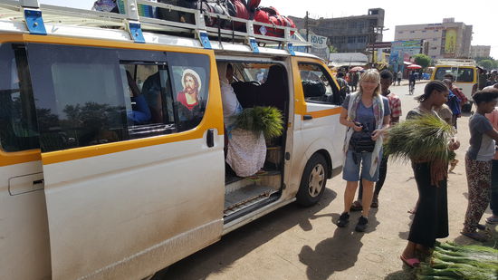 So heißt es warten. Wir nutzen die Zeit und beobachten das Treiben. Direkt vor unserem Bus wird Gras verkauft. Das wird zu Ostern als Teppich- Ersatz auf dem Boden ausgebreitet, zB zur Kaffee- Zeremonie.
Um 10Uhr geht es dann endlich Richtung Gondar.