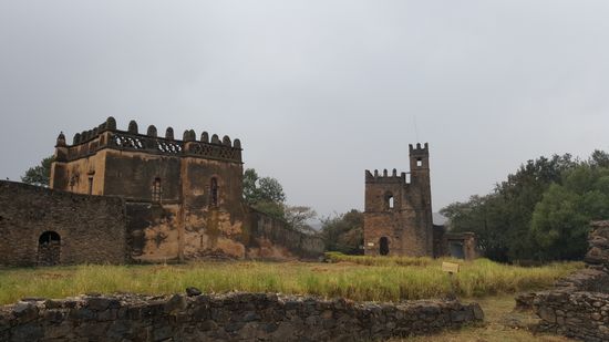 Die kaiserliche Residenz von Kaiser Fasilidas. Die Anlage ist von einer 900m langen Mauer umgeben. Die Gebäude sind teilweise restauriert.