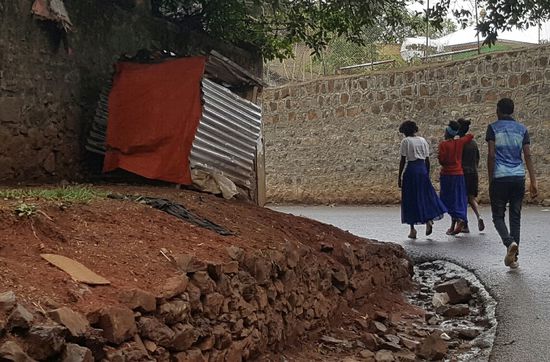 Unglaublich, in diesem Verschlag, an der Mauer des Castells leben auch Menschen.