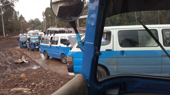 Durch die schlechten Straßen gibt es nach dem Regen große Seen, durch die sich die Tuktuks und Kleinbusse durchquälen