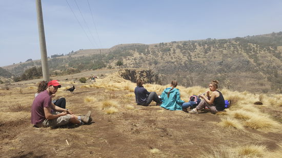 Wir fahren noch eine weile über holprige, staubige Straßen. Uns wird erklärt das ist die afrikanische Massage .
Dann endlich starten wir auf über 2800m mit einem Lunch (Sandwich mit Ei und eine Bannane). Dann geht es los.
