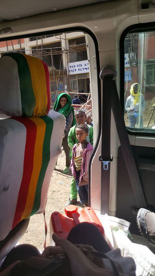 Bei jedem Stop schauen Neugierige in den Bus. Die Kids schauen Ines an, wohl wegen der Brille und den hellen Haaren.