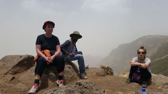 Während der Rast plaudern wir mit dem Guide und er erzählt uns, das aus seinem Ort 1500 Leute nach Deutschland geflohen sind. Er sagte, sie seien wegen  Hunger geflohen.