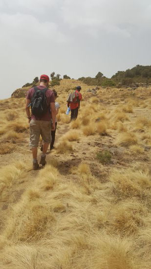 Schon geht es weiter....
Unser Guide und ein bewaffneter Scout sind vorn, ein bewaffneter Scout hinten. Wir fragen, warum die Waffen nötig sind, ob es schon Vorfälle gab die das nötig machen. Nein versichert man uns, nur zur Sicherheit.
Wie auch immer, wir nehmen es gelassen hin.