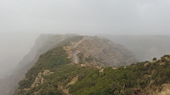 Da sehen wir schon unseren weiteren Weg vor uns. Irgendwo da hinten ist unser Ziel.