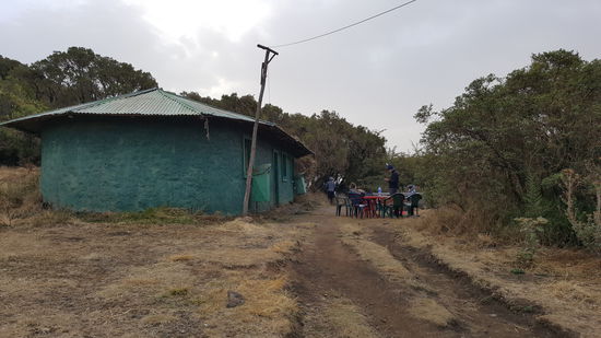 Das ist Sie unsere Lodge, alles sehr einfach. Aber das ist uns egal.
Es gibt noch ein leckeres Essen, Gemüsesuppe, Gemüse und Tee. Einige sitzen dann noch am Lagerfeuer, andere schlafen. Der nächste Tag soll sehr anstrengend werden. Es geht auf 3600m.