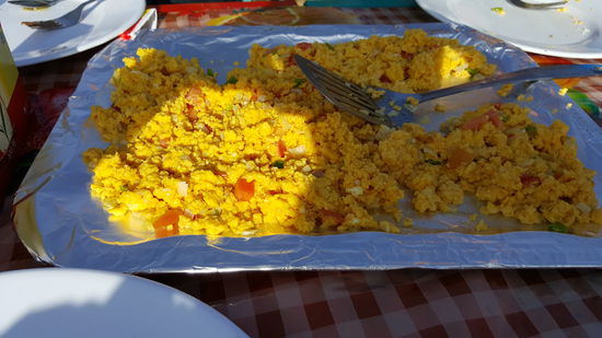 Eine große Portion Rührei für alle. Nach dem Frühstück stürzen sich die Kinder die hier wohnen, auf unsere Reste. Ein Anlass für uns, eine ganze Tüte Bonbons dazulassen.