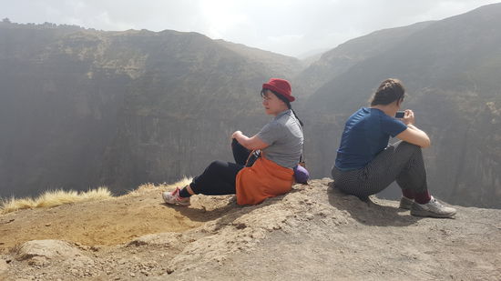 Eines unserer Etappenziele ist ein riesiger Wasserfall. Jetzt in der Trockenzeit rauscht allerdings nur wenig Wasser den Fels hinunter.