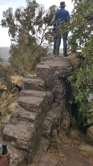 Da mussten wir rüber um den schönen Aussichtspunkt zu erreichen. Was die Sache so spannend macht: links geht es steil in die Tiefe. Ich bin da lieber an der Hand des Guides rüber gegangen.