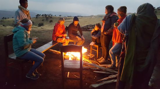 Es ist richtig kalt hier. Für die Nacht ziehen wir alles an was wir mit haben, inklusive der dicken Jacken.