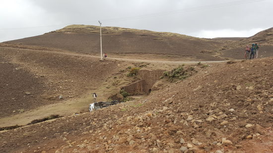 Unser Guide erzählt uns, dass sein Bruder hier vor 2 Tagen mit einer Gruppe Touristen einen schweren Unfall hatte. Alle haben mit schweren Verletzungen überlebt. Kaum zu glauben, wenn man das Auto sieht.