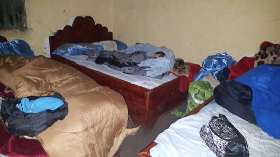 Unser Mini-Schlafraum. Hier kann immer nur eine Person zwischen den Betten durchgehen.