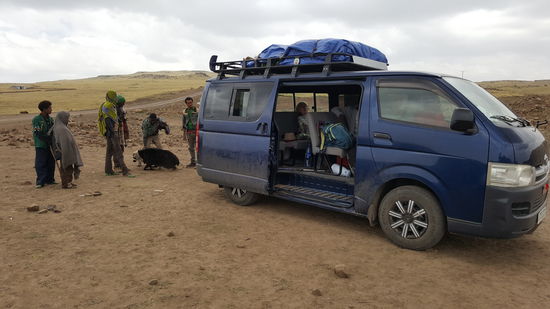 Unser Guide hat sich ein Schaf fürs Osterfest gekauft, das soll nun aufs Dach. Für uns ist es schrecklich anzusehen, wie hier mit Tieren umgegangen wird. 
Schließlich kommt auch der Rest der Truppe. Aber auch sie sind nicht auf 3900m gestiegen.