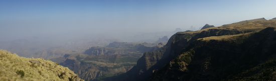 Wenige Meter weiter genießen wir einen wundervollen Ausblick in die Bergwelt.