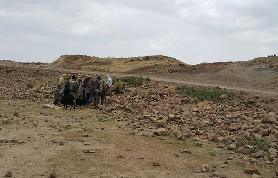 Hier verteilt unser Guide ein paar Bonbons von uns an die Kinder.