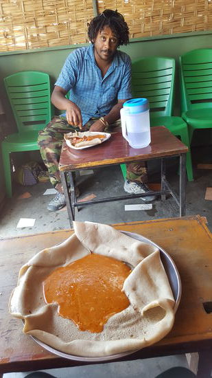 Injera mit Wot ein Pürree aus Bohnen oder Kichererbsen.Injera ist ein säuerliches Fladenbrot aus Teffmehl.