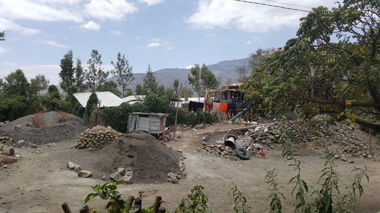 Die Aussicht von unserem Zimmer. Da hängt unsere Wäsche..und es wird gebaut, bestimmt wieder ein Hotel-Unglaublich wie viel Hoffnung hier in den Tourismus gesetzt wird.Jeder der uns anspricht studiert Tourismus oder arbeitet als Guide.