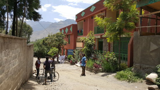 Rechts ist unser Hotel