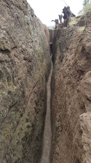 Drainage um die Kirche