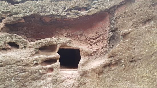 In diesen Löchern lesen die Mönche in der Bibel